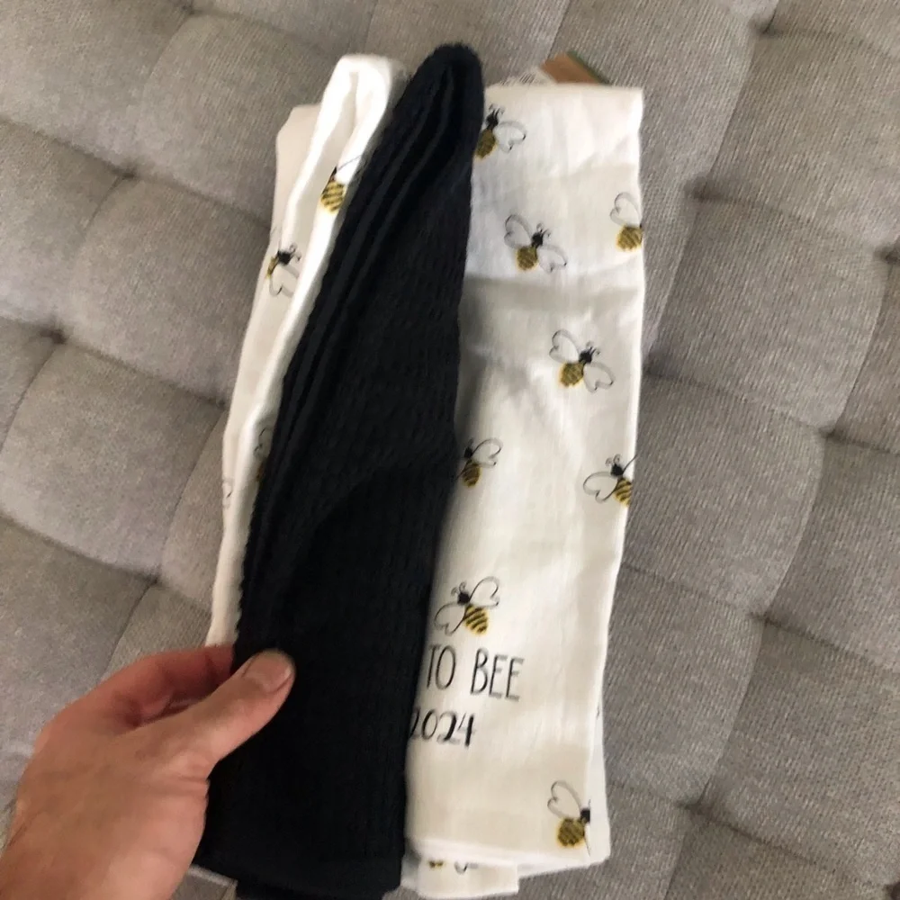 Deborah Connolly Designs “Meant to BEE” kitchen towels